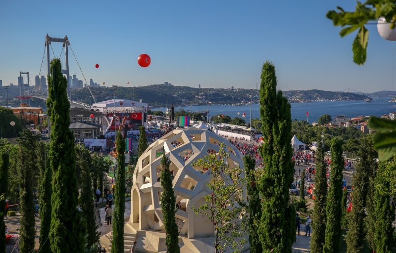 Türkiye demokrasi nöbetinde!