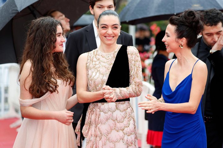 2023-cannes-film-festivalinde-odul-kazandiran-kuru-otlar-ustunde-1685350805139.jpg