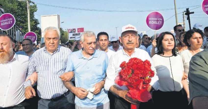 CHP lideri HDP’lilerle Kartepe’de kucaklaştı