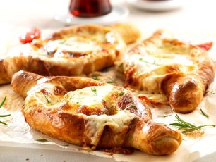 Peynirli ve Yumurtalı Pide