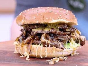 Karamelize Soğanlı Avokadolu Steak Burger