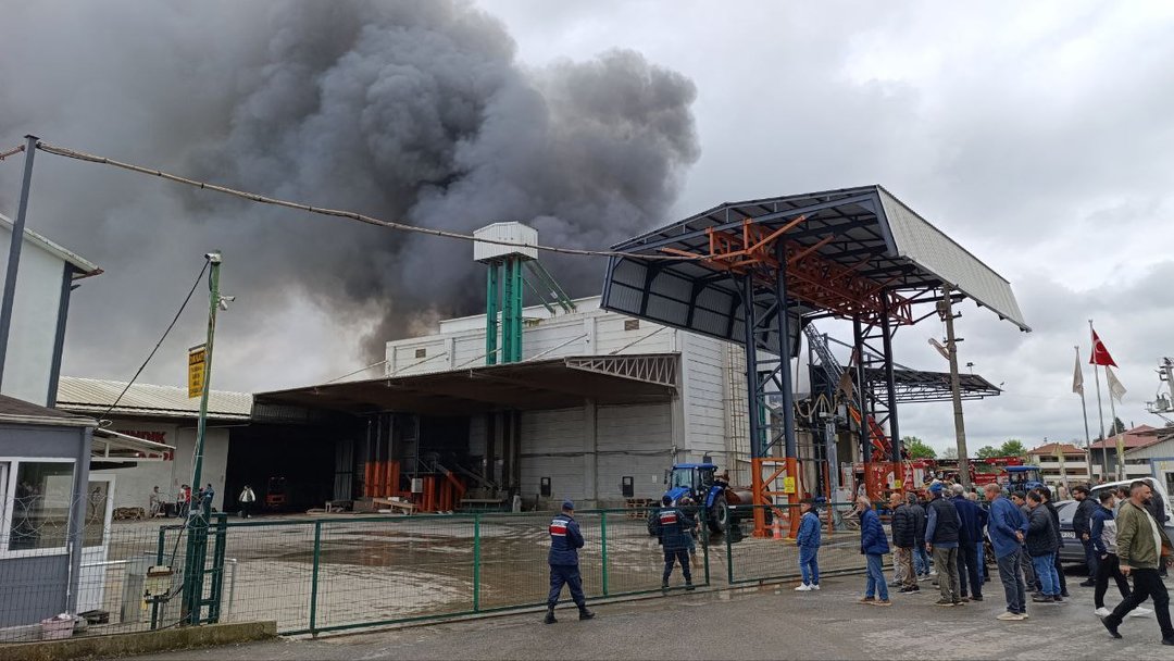 SAKARYA’DA FABRİKA YANGINI
