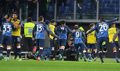 Last-gasp Ruiz strike sends Napoli top of Serie A