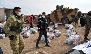 Turkish soldiers distribute aid to needy Syrian people in terror-free region