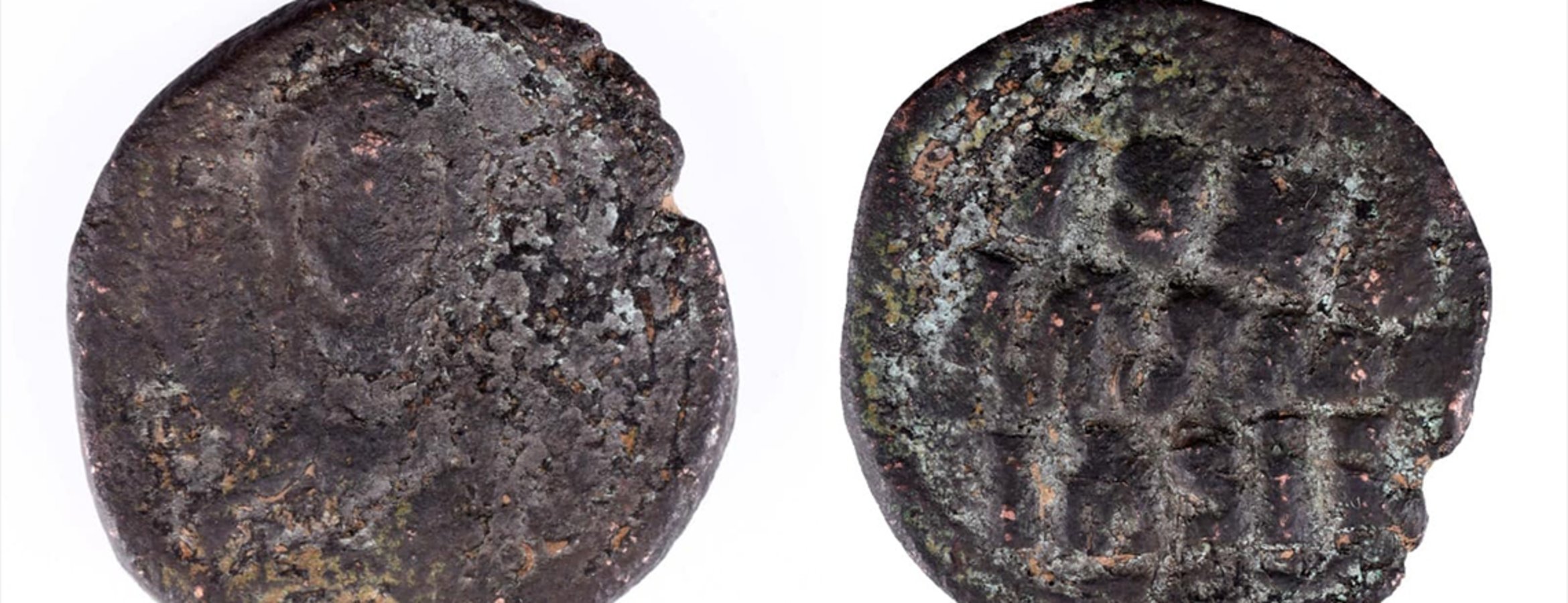 Çanakkale’de bir öğrenci bulduğu 1000 yıllık sikkeyi Troya Müzesi’ne teslim etti