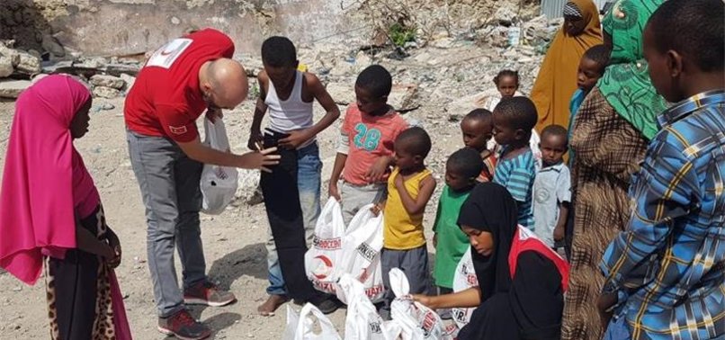 TURKISH CHARITY DISTRIBUTES FOOD PACKAGES IN SOMALIA
