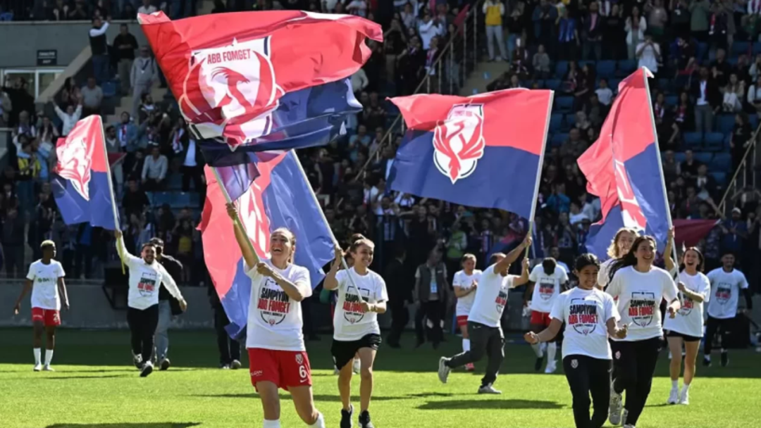 KADIN FUTBOLUNDA ŞAMPİYON TESCİLLENDİ