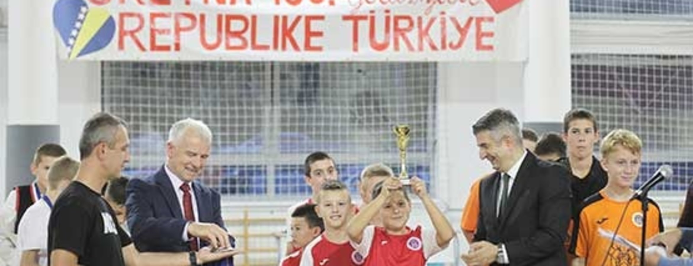 Bosna Hersek’te, Cumhuriyet’in 100. yılı etkinliklerinde spor müsabakasını kazanan öğrencilere ödül