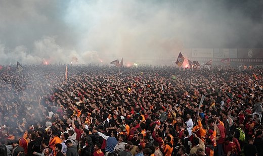 Galatasaray fans celebrate TSL title by living it up until early morning