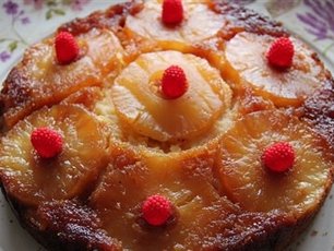 Karamelize edilmiş ananaslı ve kremalı kek