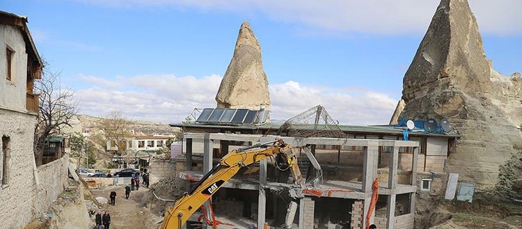 Göreme’de peribacaları bölgesindeki inşaat yıkıldı