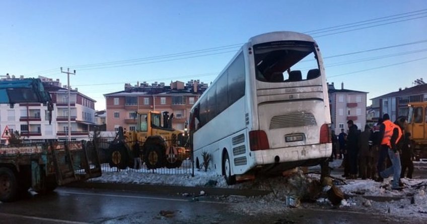 Konya’nın Cihanbeyli ilçesinde öğrenci servisi devrildi: 2 ölü, 16 yaralı