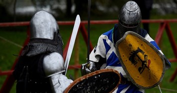 Hundreds of 15th century fans transform Irish village into medieval battlefield