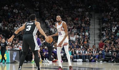 Devin Booker, Kevin Durant combine for 57 as Suns crush Spurs