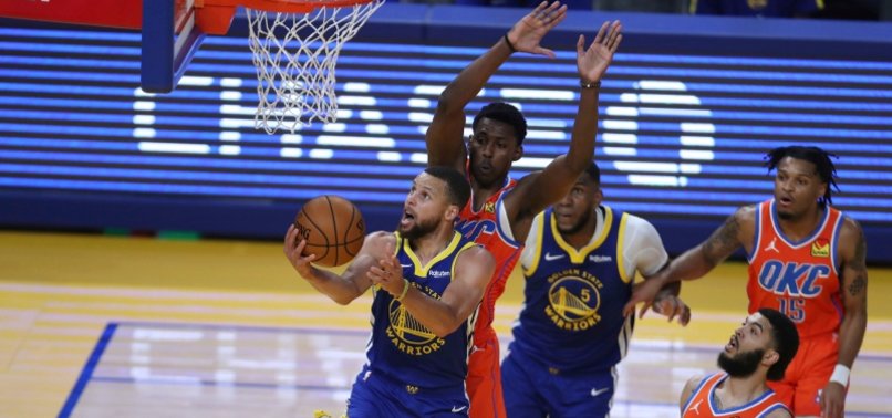 STEPHEN CURRY SCORES 49 AS WARRIORS ROUT THUNDER
