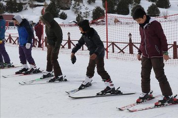 Afgan çocuklar kayakla tanıştı