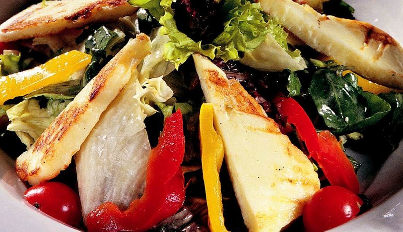 Hellim Peynirli Karışık Yeşil Salata