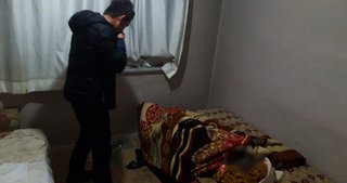 Annesinin cesediyle aynı odada 3 hafta yaşadı