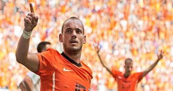 Dutch midfielder Sneijder calls time on international career