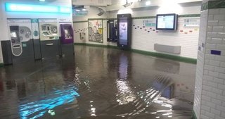 Paris metrosu sular altında!