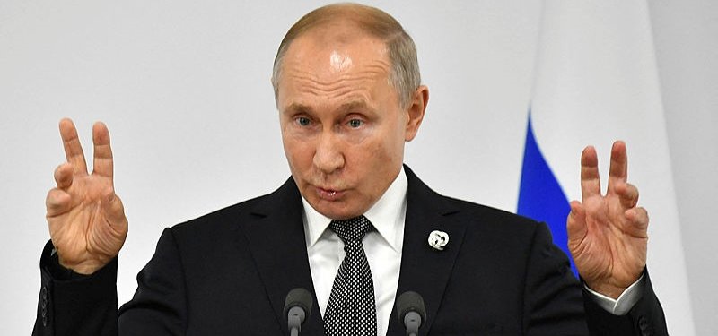 Putin moves to revoke citizenship of those discrediting military