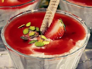 Çilek Soslu Lor Tatlısı
