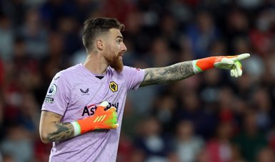 Wolves goalkeeper Sa playing with broken wrist