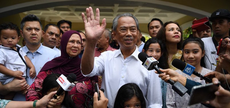 MALAYSIAS MAHATHIR OUT AS PM AS RIVAL WINS POWER