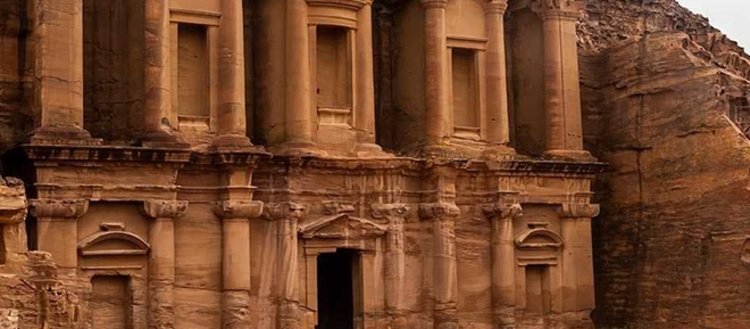 Kum Tufanının Arasındaki Antik Şehir: Petra