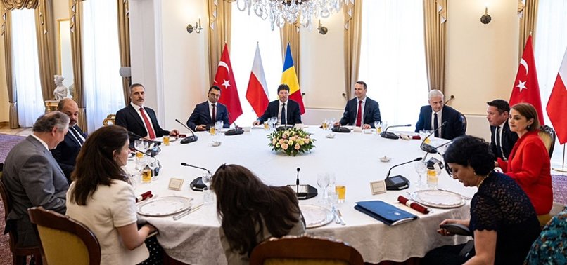 TURKISH FOREIGN MINISTER MEETS ROMANIAN, POLISH COUNTERPARTS IN POLAND