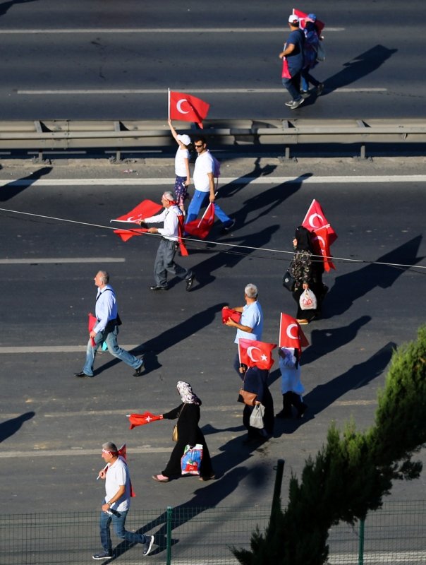 Türkiye demokrasi nöbetinde!