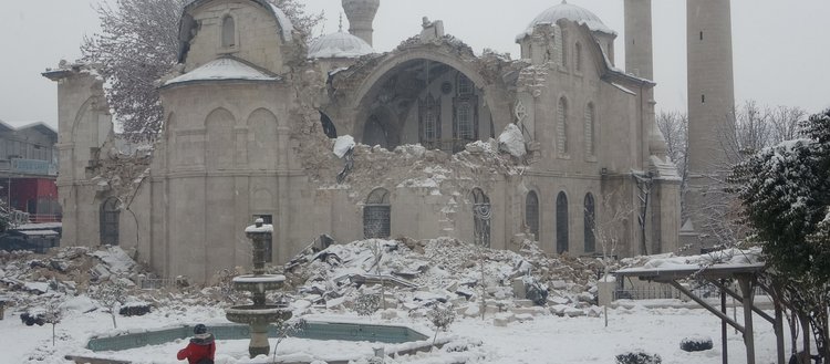 Malatya’nın tarihi camisi depremde yıkıldı