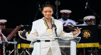 Rihanna Ulusal Kahraman Nişanını Aldı