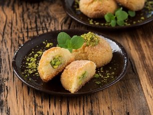 Antep Fıstıklı İrmik Tatlısı