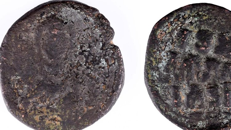 Çanakkale’de bir öğrenci bulduğu 1000 yıllık sikkeyi Troya Müzesi’ne teslim etti