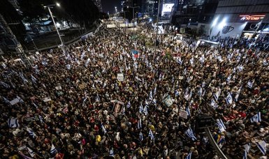 Hundreds rally in central Israel demanding early elections