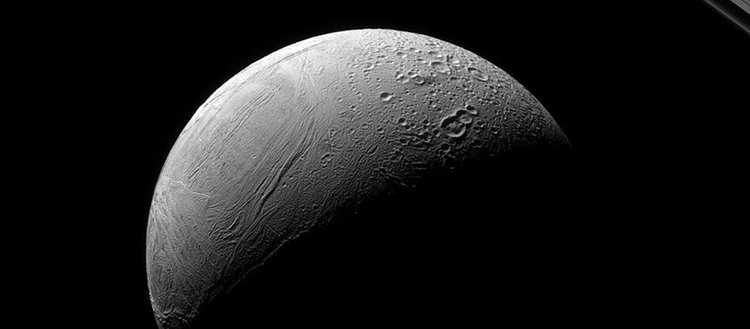 Enceladus’taki ’kaplan sırtı deseni’ nin sırrı çözüldü