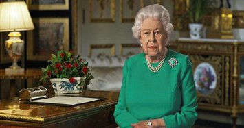 Britain's Queen Elizabeth expresses support for mainstream media