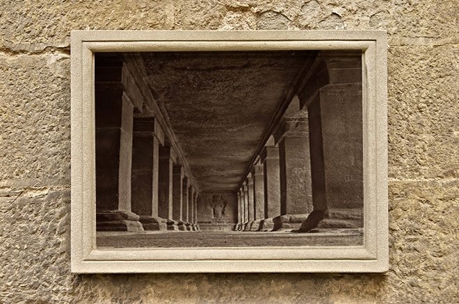 DUVARDAKİ KÜTÜPHANE