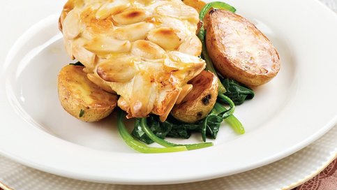 Bademli Tavuk Taze Patates ve Bebek Ispanak Sotesi