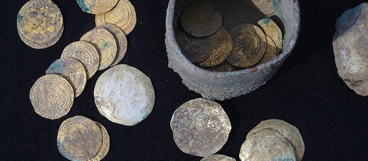 İsrail’de 900 yıl öncesine ait altın sikkeler bulundu