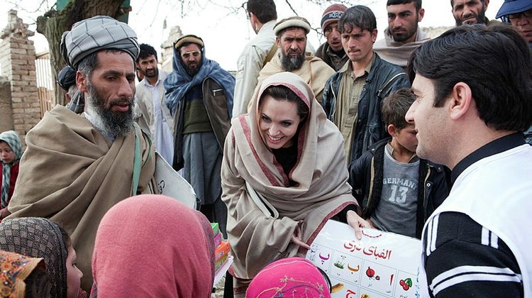 Angelina Jolie: Afgan kadınları ve çocukları düşünüyorum