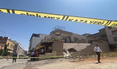 Damaged building in Gaziantep collapses: 4 people injured