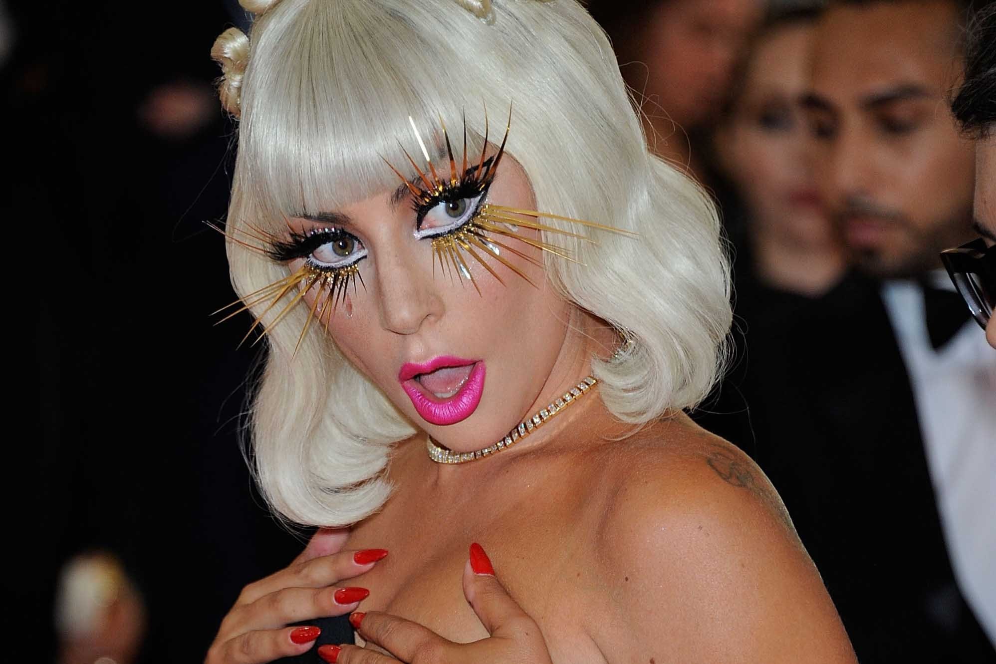 Леди гага мужчина. Леди Гага 2021. Леди Гага мет Гала. Lady Gaga сейчас. Мет Гала 2006 леди Гага.