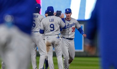 Six-run rally propels Dodgers past Twins