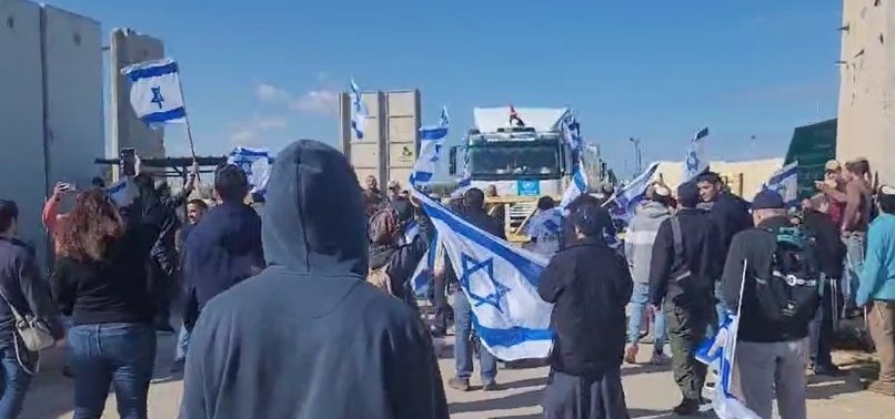 RIGHT-WING ISRAELIS PREVENT HUMANITARIAN AID FROM ENTERING GAZA