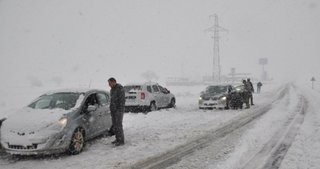Van’da yoğun kar yağışından yollar kapandı: TIR sürücüleri benzin istasyonuna sığındı