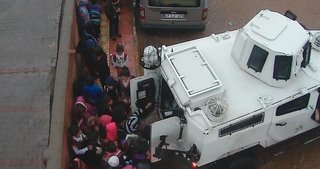 Mardin’de Yağmura yakalanan öğrencilere zırhlı taşıma