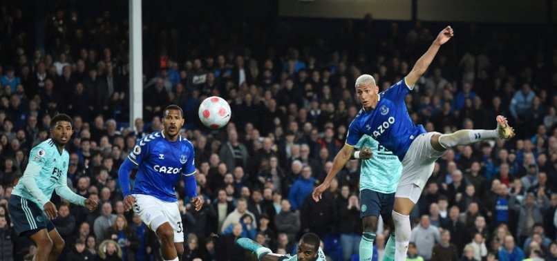 BURNLEY KEEP PRESSURE ON EVERTON WITH WIN OVER SAINTS