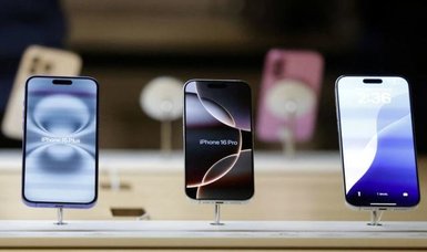 Apple, Samsung smartphone sales drop